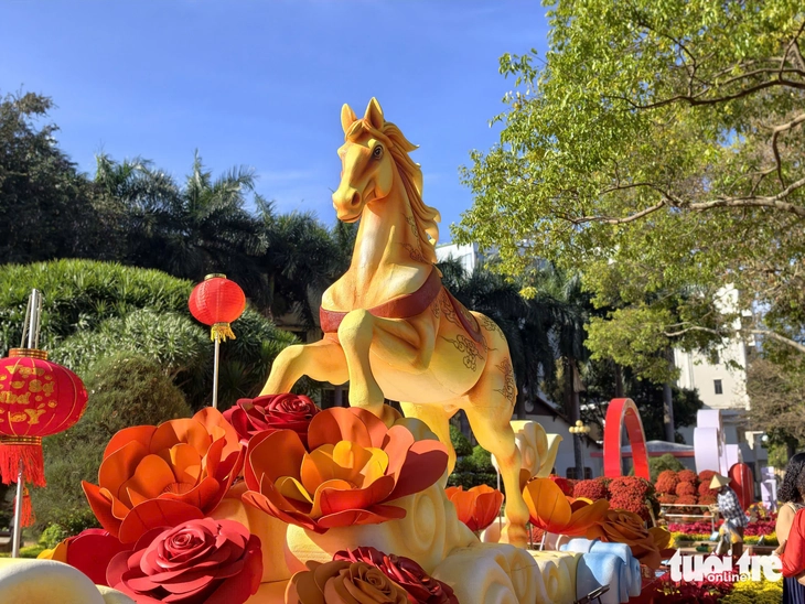 Bát tuấn mã trên đường hoa Buôn Ma Thuột - khi đại ngàn giao hòa sóng biển - Ảnh 2.