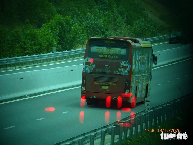 Cảnh sát giao thông ghi nhận gần 100 xe khách vi phạm tốc độ từ TP.HCM đến Nha Trang - Ảnh 2.