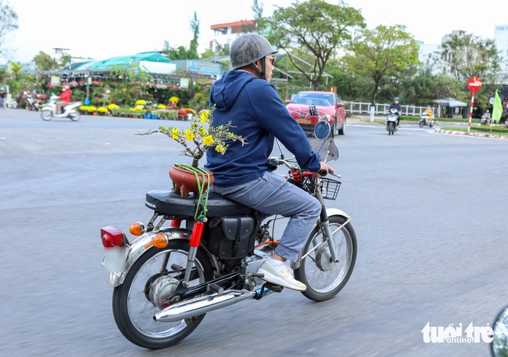 Người dân Đà Nẵng rộn ràng chở mùa xuân về nhà - Ảnh 5.