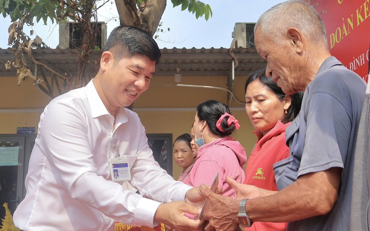 Xã Bình Lợi, TP.HCM tổ chức lễ trao giấy chứng nhận quyền sử dụng đất cấp lần đầu cho người dân - Ảnh 3.