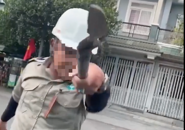 Công an triệu tập một bảo vệ, làm rõ clip hăm dọa tài xế tại Khu đô thị Vạn Phúc - Ảnh 3.