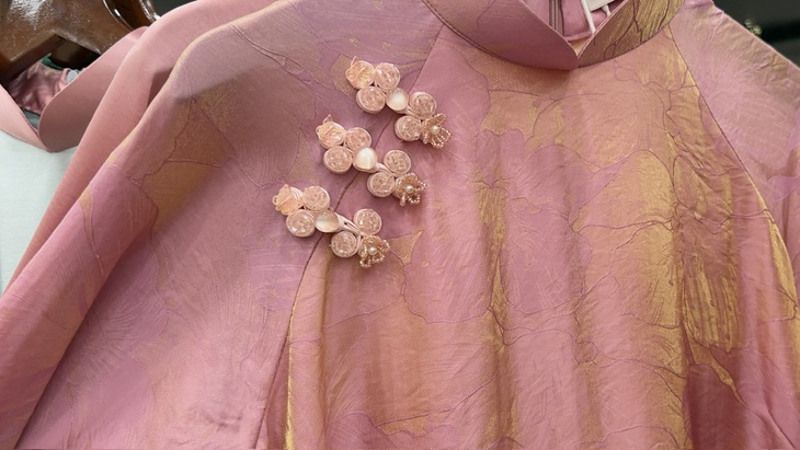 Chen lấn mua áo dài Tết, giá bị đẩy thêm tới 700.000 đồng trên 'chợ đen' - Ảnh 4.