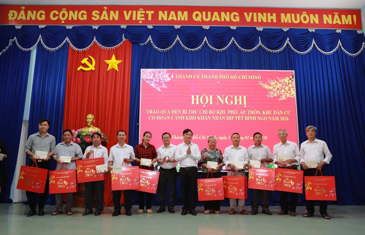TP.HCM tặng quà Tết tới bí thư chi bộ khu phố tại phường Bình Dương - Ảnh 3.