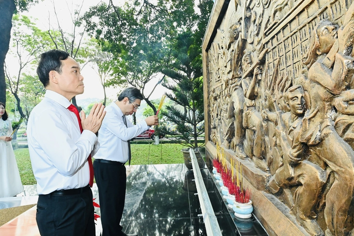 Lãnh đạo TP.HCM dâng hương tưởng nhớ các Mẹ Việt Nam anh hùng, Anh hùng liệt sĩ - Ảnh 3.