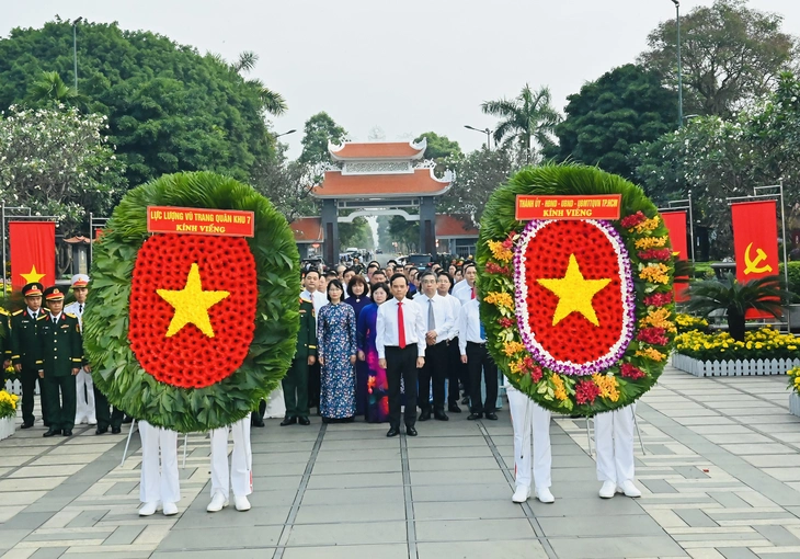 Lãnh đạo TP.HCM dâng hương tưởng nhớ các Mẹ Việt Nam anh hùng, Anh hùng liệt sĩ - Ảnh 4.