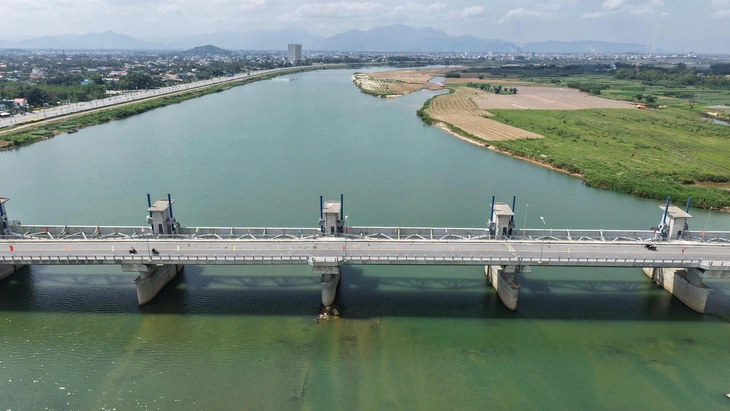 Thông xe cầu đập dâng hạ lưu sông Trà Khúc ngày cận Tết, bà con mừng - Ảnh 3.