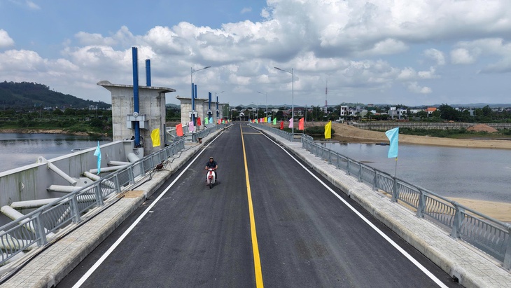 Thông xe cầu đập dâng hạ lưu sông Trà Khúc ngày cận Tết, bà con mừng - Ảnh 4.