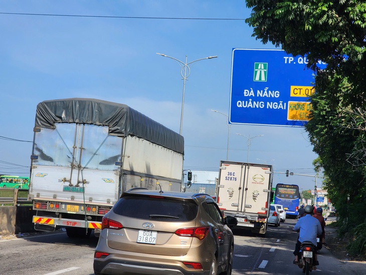 Xe về quê đón Tết tăng vọt, CSGT căng mình điều tiết trên quốc lộ - Ảnh 6.