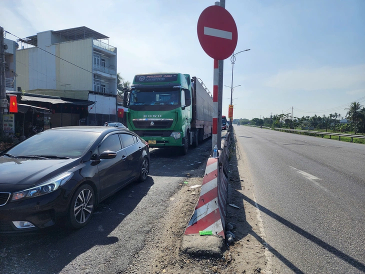 Xe về quê đón Tết tăng vọt, CSGT căng mình điều tiết trên quốc lộ - Ảnh 5.