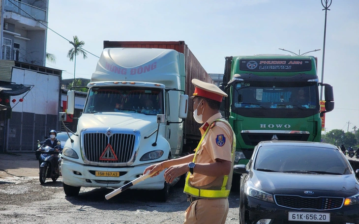 Kẹt xe do đèn đỏ dài, đèn xanh ngắn: nhiều nơi cũng có, sớm điều chỉnh để đường sá thông thoáng hơn - Ảnh 4.