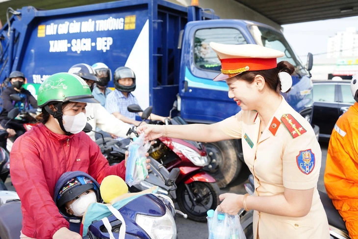Cảnh sát giao thông Đồng Nai tiếp nước, khăn lạnh miễn phí cho người dân về quê đón Tết - Ảnh 2.