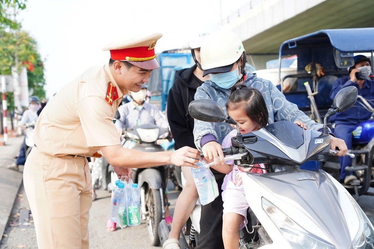 Cảnh sát giao thông Đồng Nai tiếp nước, khăn lạnh miễn phí cho người dân về quê đón Tết - Ảnh 3.