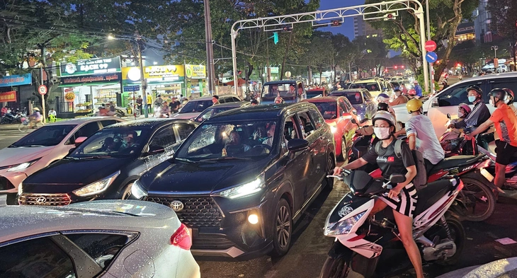 Ùn tắc giao thông - Ảnh 2.