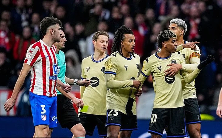 Yamal sắm vai tội đồ, Barca thua sốc 10 người Girona - Ảnh 3.