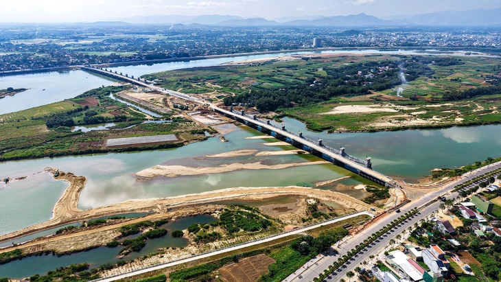 Thông xe cầu đập dâng hạ lưu sông Trà Khúc ngày cận Tết, bà con mừng - Ảnh 2.