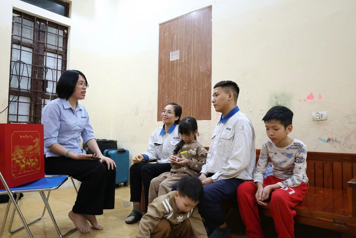 5h30 sáng 27 Tết, công nhân xếp hàng lên chuyến xe '0 đồng' về quê - Ảnh 2.