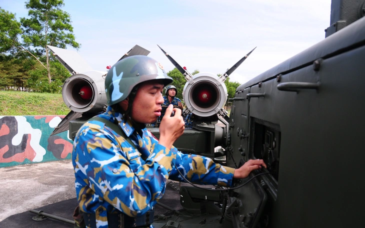 Lính canh trời đón Tết giữa trùng khơi - Ảnh 2.