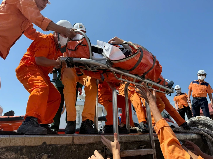 tàu du lịch  - Ảnh 3.