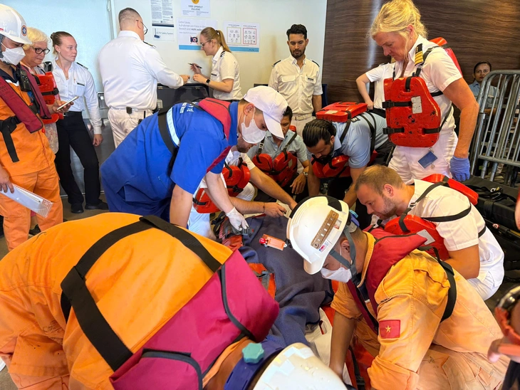 tàu du lịch  - Ảnh 2.