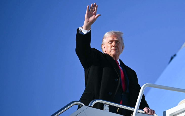 Mỹ điều thêm tàu sân bay, ông Trump úp mở thay đổi chế độ Iran - Ảnh 2.