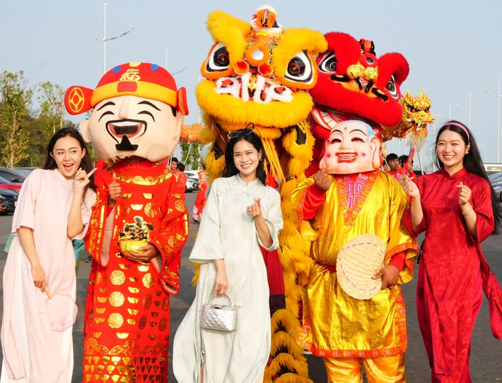 Tuổi nào xông đất năm Bính Ngọ 2026 để rước lộc vào nhà? - Ảnh 1. xông đất - Ảnh 1.