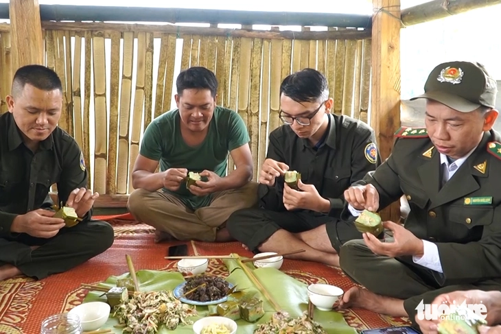 Những người thầm lặng 'ăn Tết rừng' để bảo vệ màu xanh nơi biên viễn - Ảnh 4.