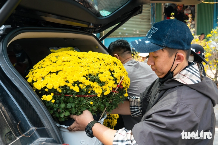 Chợ hoa Tết sôi động ngày 27 tháng Chạp, sức mua khởi sắc - Ảnh 10.