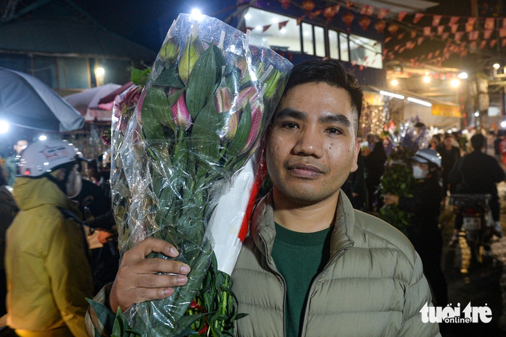 Giáp Tết Bính Ngọ, chợ hoa lớn nhất Hà Nội đông nghịt - Ảnh 5.