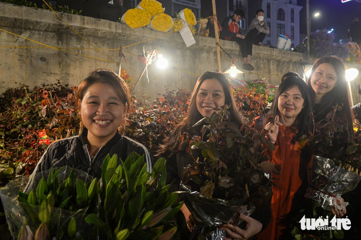 Giáp Tết Bính Ngọ, chợ hoa lớn nhất Hà Nội đông nghịt - Ảnh 10.