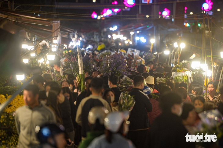 Giáp Tết Bính Ngọ, chợ hoa lớn nhất Hà Nội đông nghịt - Ảnh 12.