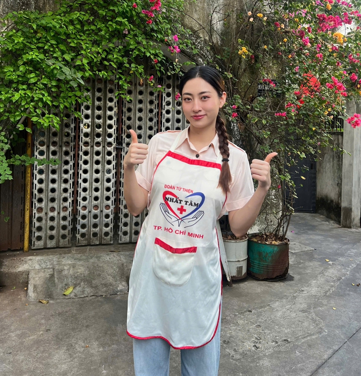Hoa hậu Lương Thùy Linh nấu ăn cho bệnh nhi ung bướu - Ảnh 6.