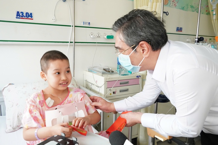 Phó bí thư Thành ủy Nguyễn Phước Lộc thăm, chúc Tết Bệnh viện Truyền máu Huyết học TP.HCM - Ảnh 2.