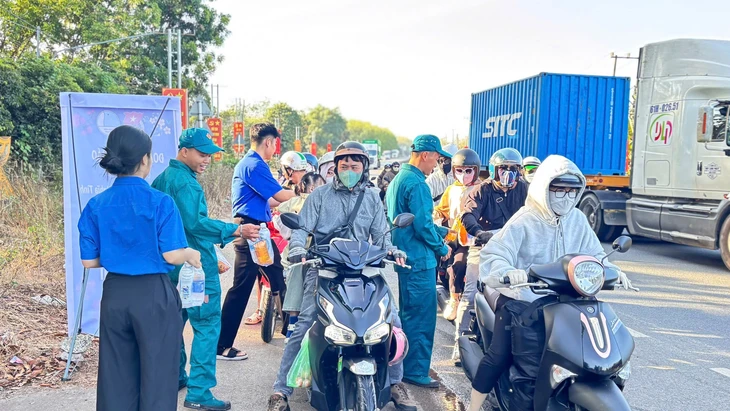 Những 'trạm dừng chân nghĩa tình' tiếp sức người dân trên đường về quê ăn Tết - Ảnh 4.