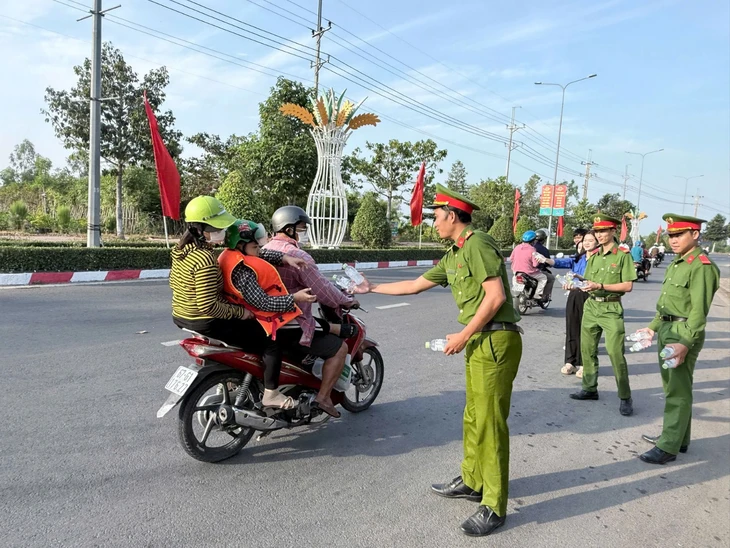 Công an Đồng Tháp tặng sữa, nước suối cho dân miền Tây về quê đón Tết - Ảnh 3.