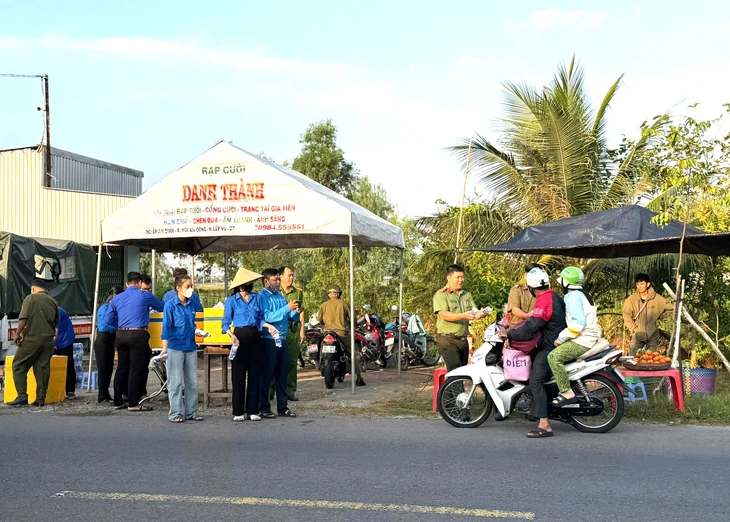 Công an Đồng Tháp tặng sữa, nước suối cho dân miền Tây về quê đón Tết - Ảnh 4.