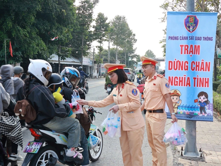 Công an Đồng Tháp tặng sữa, nước suối cho dân miền Tây về quê đón Tết - Ảnh 1.