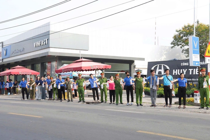 Công an Đồng Tháp tặng sữa, nước suối cho dân miền Tây về quê đón Tết - Ảnh 5.