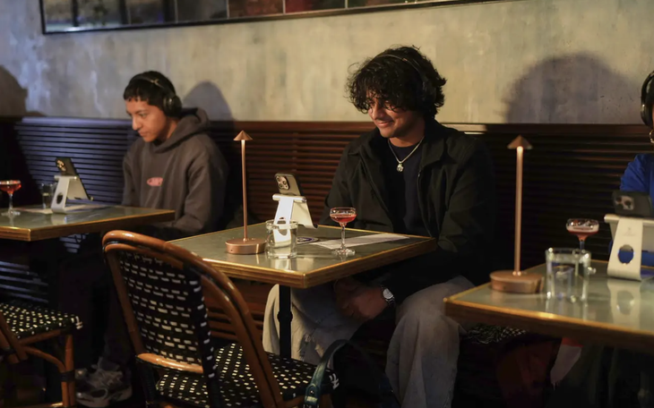 Karim Benzema tặng hoa tận ba người phụ nữ trong ngày Valentine? - Ảnh 3.