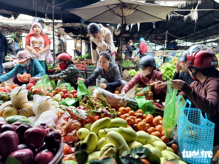 Tiểu thương chợ truyền thống livestream bán hàng Tết từ mờ sáng - Ảnh 3.