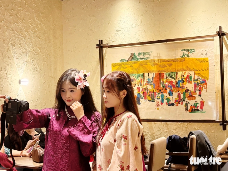 Đi cà phê, giới trẻ chi 500.000 đồng phụ phí để chụp ảnh áo dài - Ảnh 3. chụp ảnh - Ảnh 3.