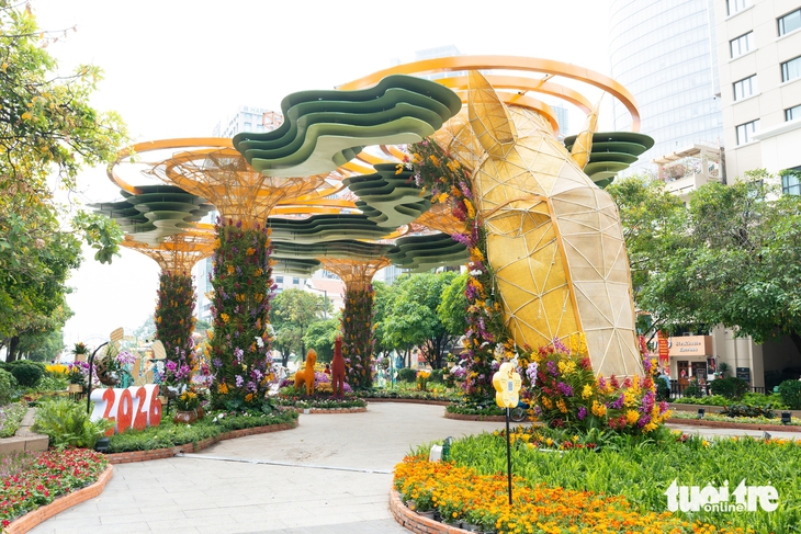 đường hoa Nguyễn Huệ - Ảnh 4.