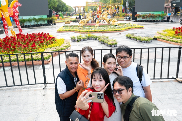 Đường hoa Nguyễn Huệ trước giờ khai mạc - Ảnh 12.