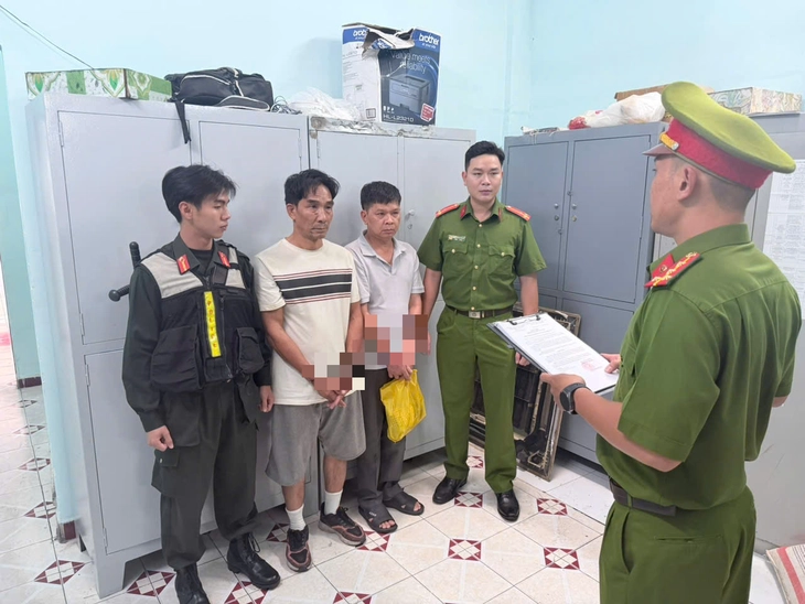 Bắt khẩn cấp 4 người đánh nhau giữa đường ở khu vực sân bay Tân Sơn Nhất - Ảnh 2.