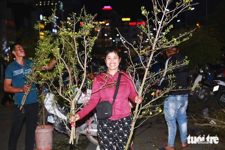 'Chợ' nhánh mai vàng ở Long Xuyên rộn ràng tối 28 Tết, giá rẻ hơn năm trước - Ảnh 2.