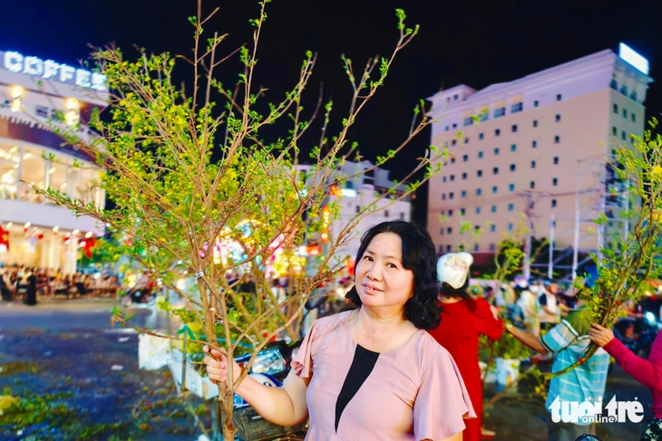 'Chợ' nhánh mai vàng ở Long Xuyên rộn ràng tối 28 Tết, giá rẻ hơn năm trước - Ảnh 3.