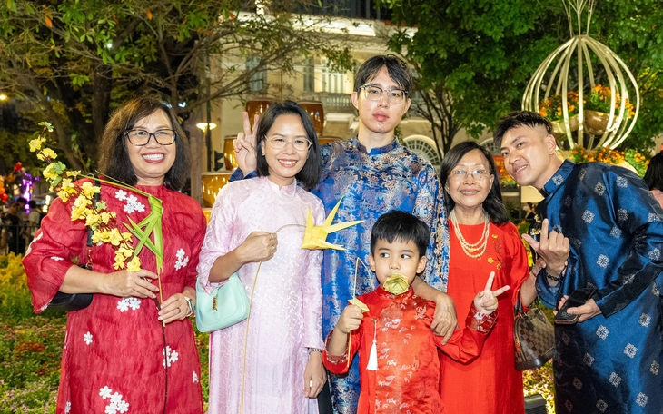 'Chợ' nhánh mai vàng ở Long Xuyên rộn ràng tối 28 Tết, giá rẻ hơn năm trước - Ảnh 6.