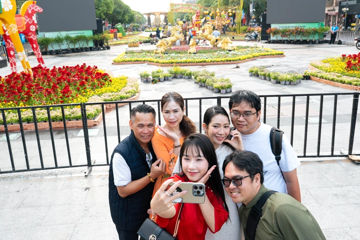 đường hoa Nguyễn Huệ - Ảnh 10.