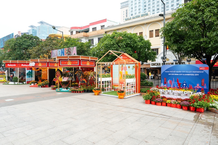 Đường hoa Nguyễn Huệ trước giờ khai mạc - Ảnh 11.