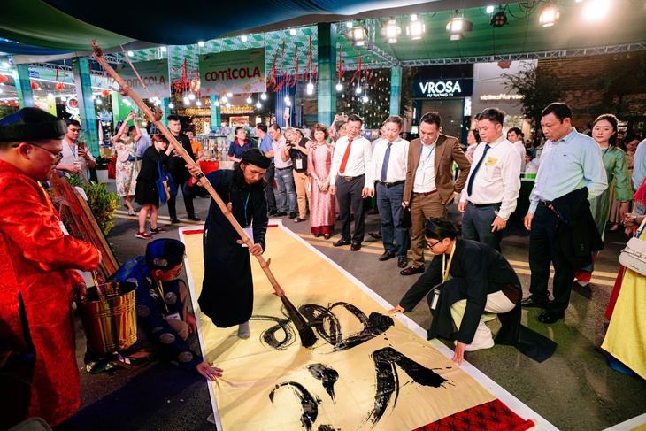 Lễ hội Đường sách Tết 2026 rộn ràng ngày khai mạc - Ảnh 3.