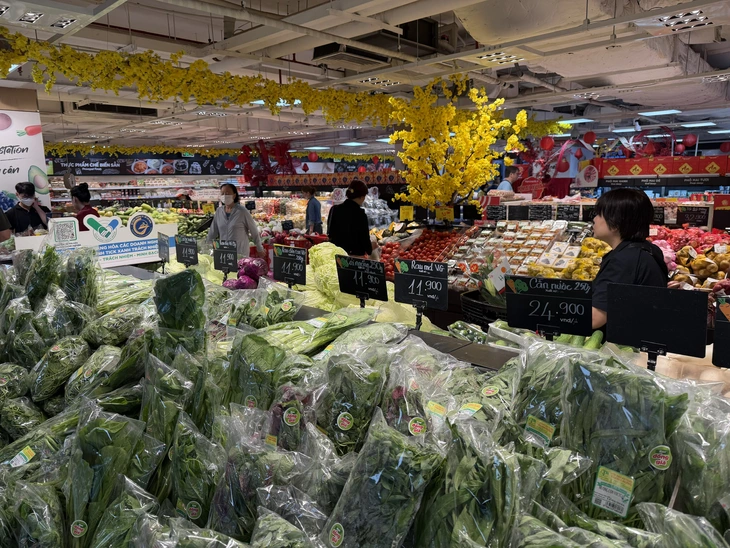 Nhu cầu sắm Tết 'giờ chót' tăng mạnh: siêu thị TP.HCM  đón lượng khách lớn - Ảnh 2.